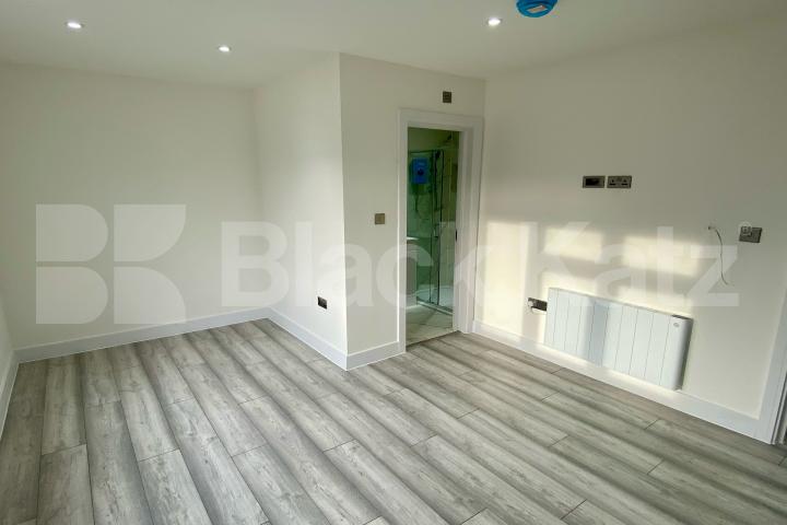 Bright studio, newly refurbished studio apartment with roof terrace. Old Kent Road, Bermondsey / Elephant and Castle